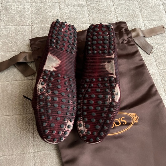 Tod’s Gommino Driving Shoes in Maroon/Black Fur. Size 38. - Picture 4 of 6